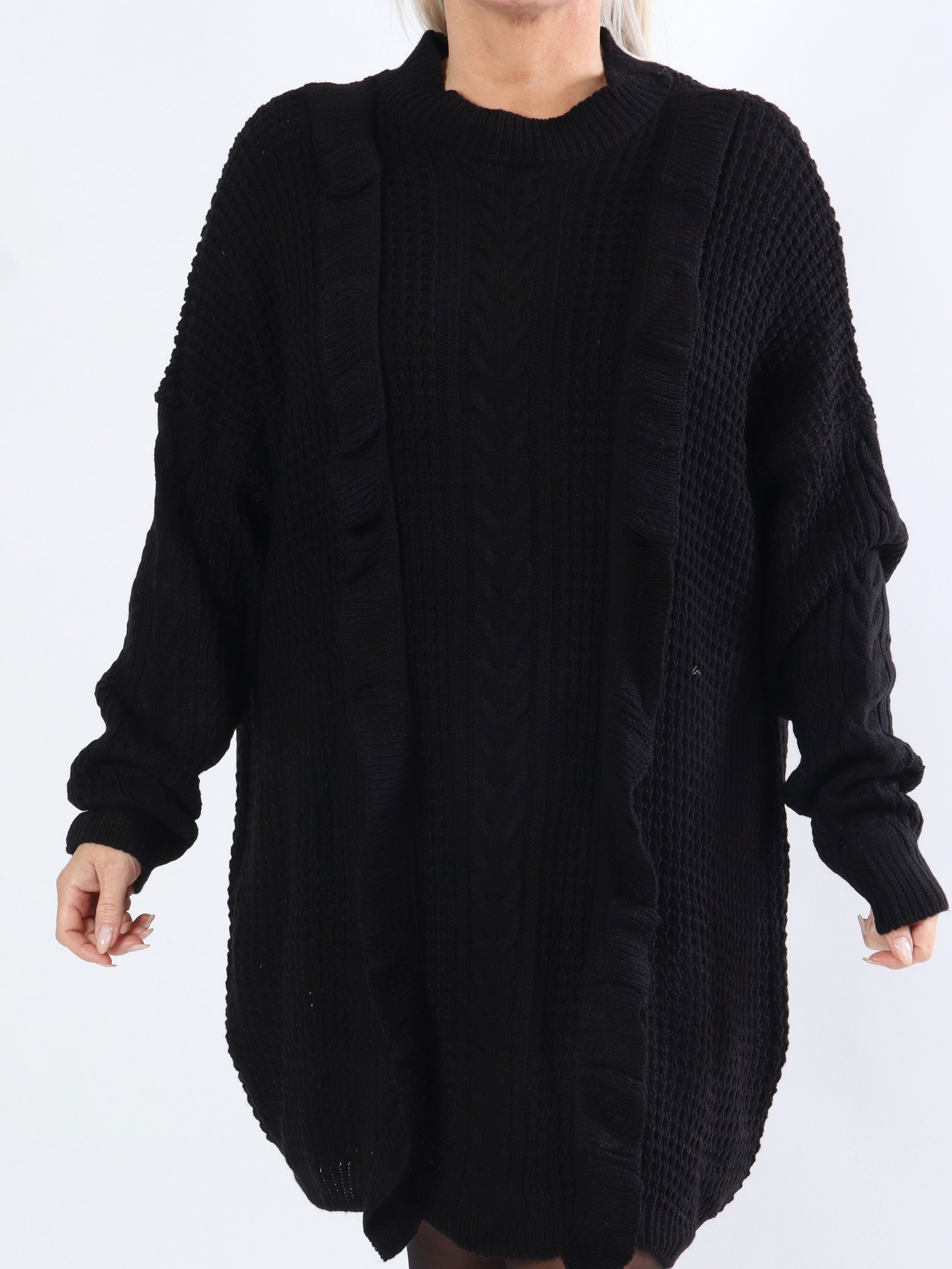 Lalisa - Plus size stickad klänning med kabelstickning och volanger - Black